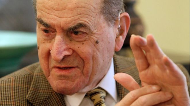 Dr Heimlich saves choking woman with manoeuvre he invented
